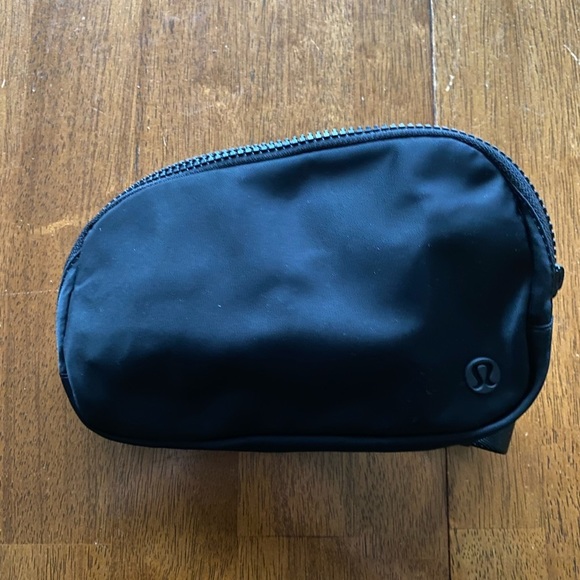 LAST ONE NWT Lululemon Everywhere Belt Bag in matte black Rare - Picture 4 of 10